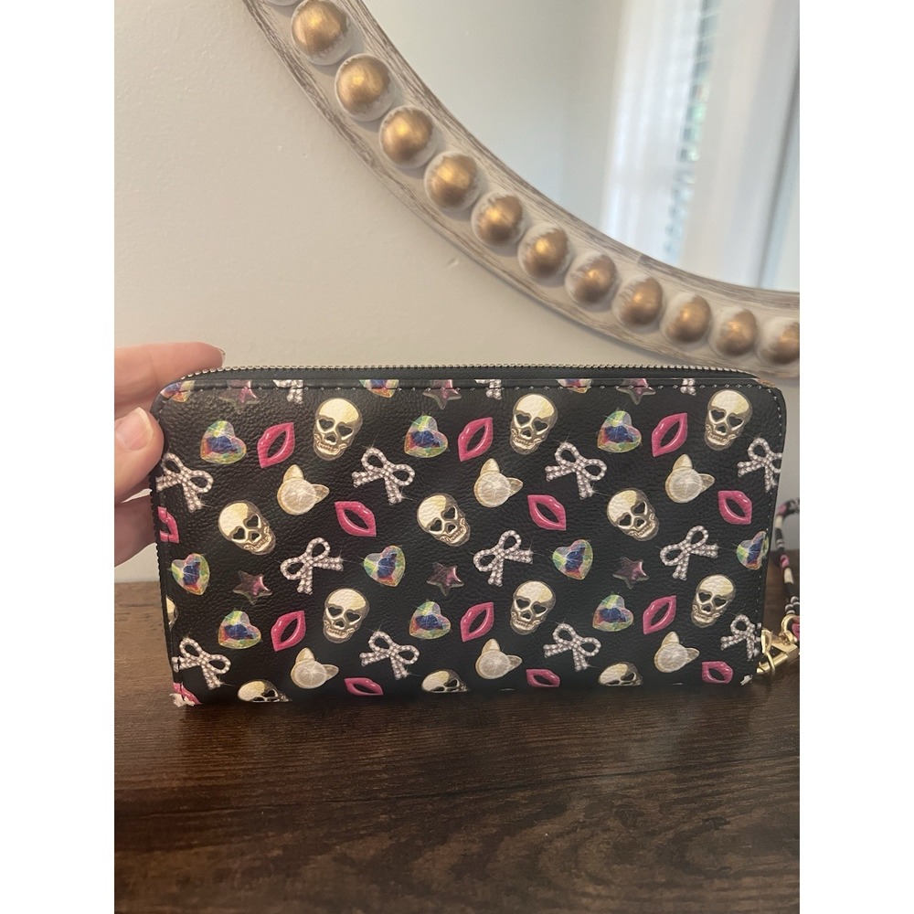 Betsey Johnson Skull Print Zip Wallet Wristlet Black Pink Hearts Bows - Picture 2 of 11